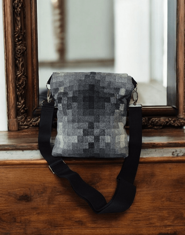 Wool Crossbody - black & gray